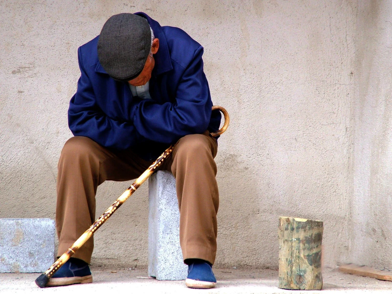 Un jubilado sentado con su bastón, cabizbajo — el costo de vida de la tercera edad en Argentina 2026