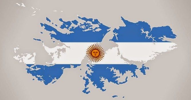 Jugadores de la Selección Argentina sosteniendo un cartel que dice Las Malvinas son argentinas