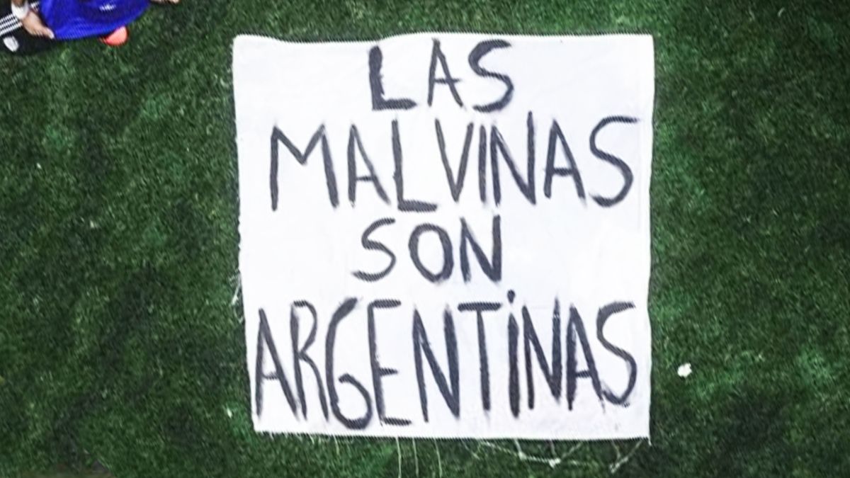 Bandera argentina superpuesta sobre el mapa de las Islas Malvinas